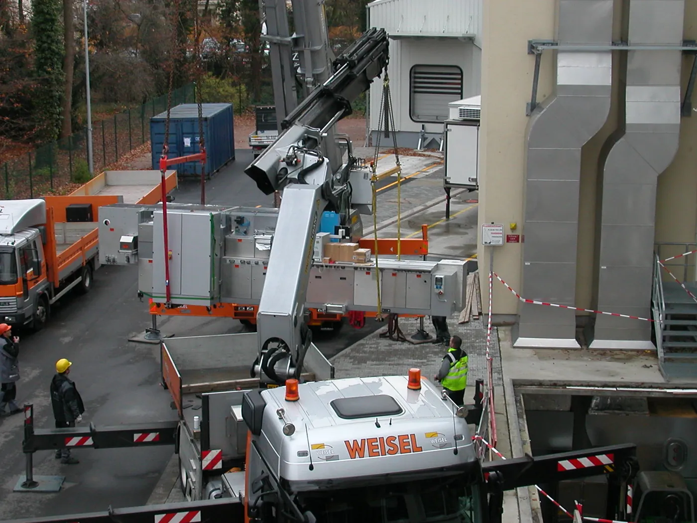 Schwerlast-LKW mit Ladekran beim Materialumschlag
