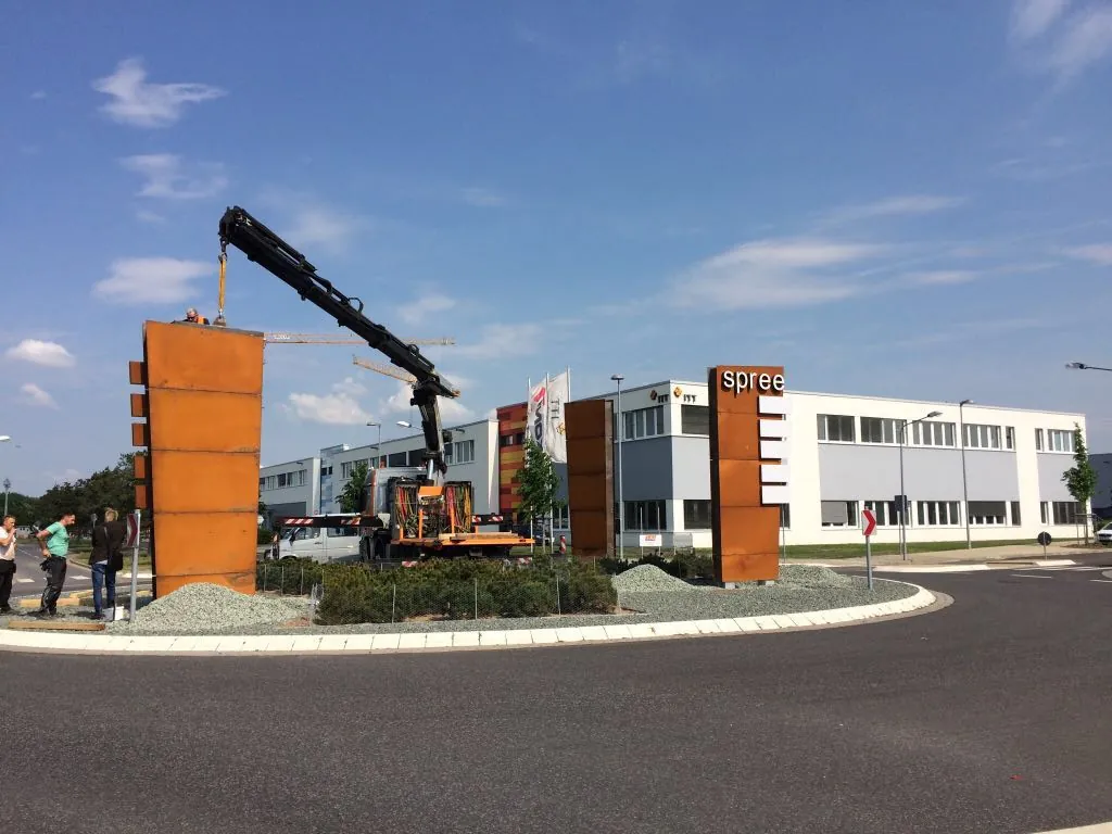 Ladekran der Weisel GmbH setzt eine Last präzise ab