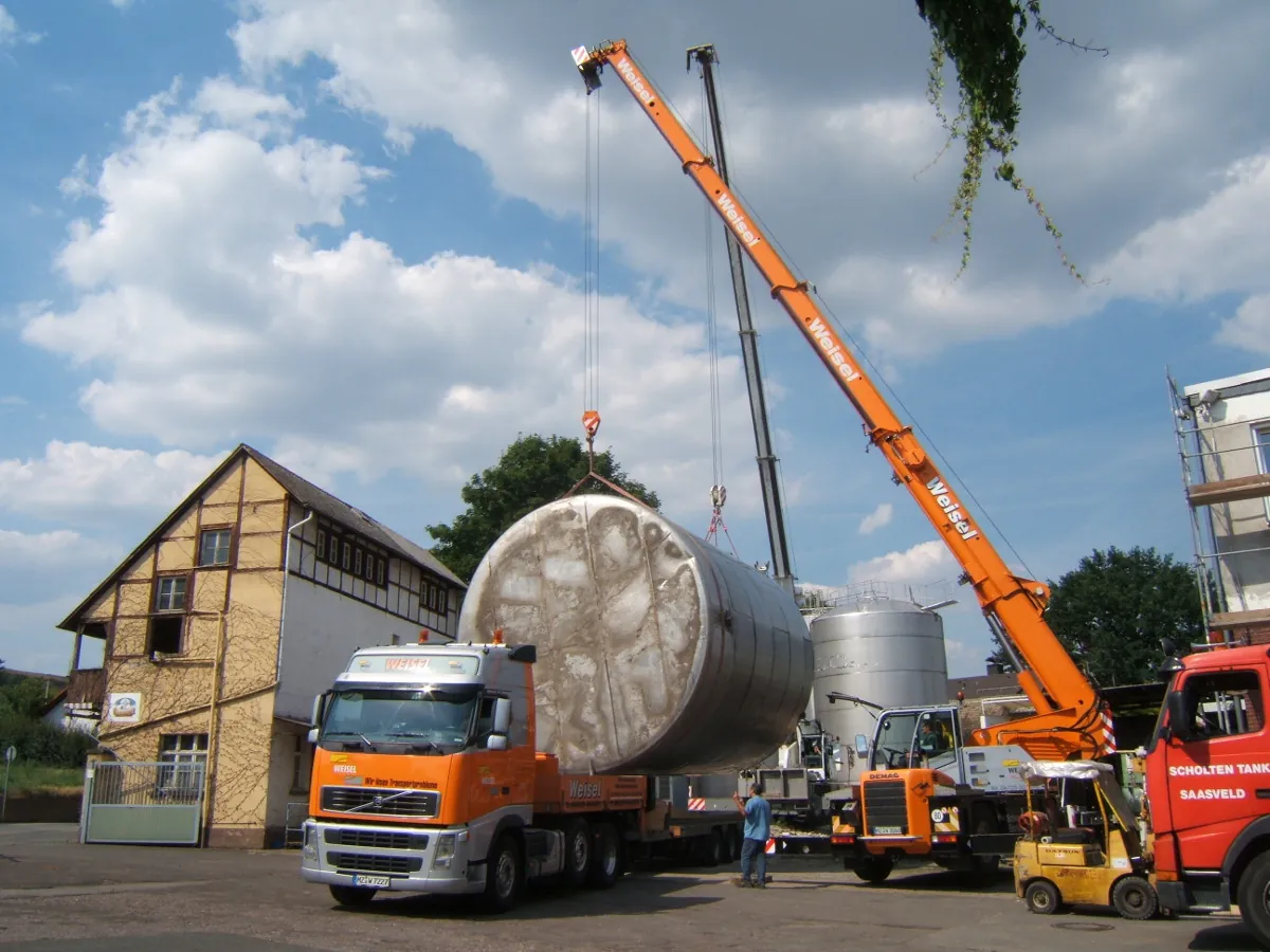 Kran-LKW der Weisel GmbH mit Silo-Ladung