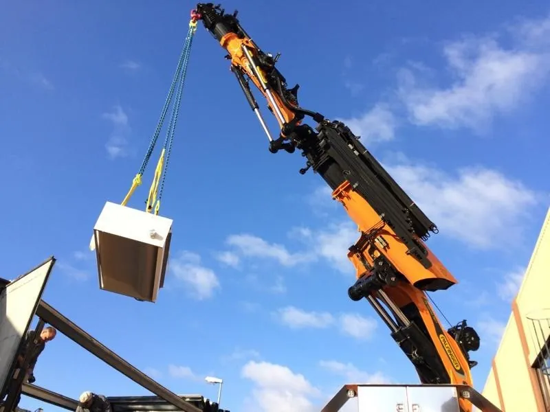 Kran hebt ein Anlagen-Großbauteil präzise an seinen Platz