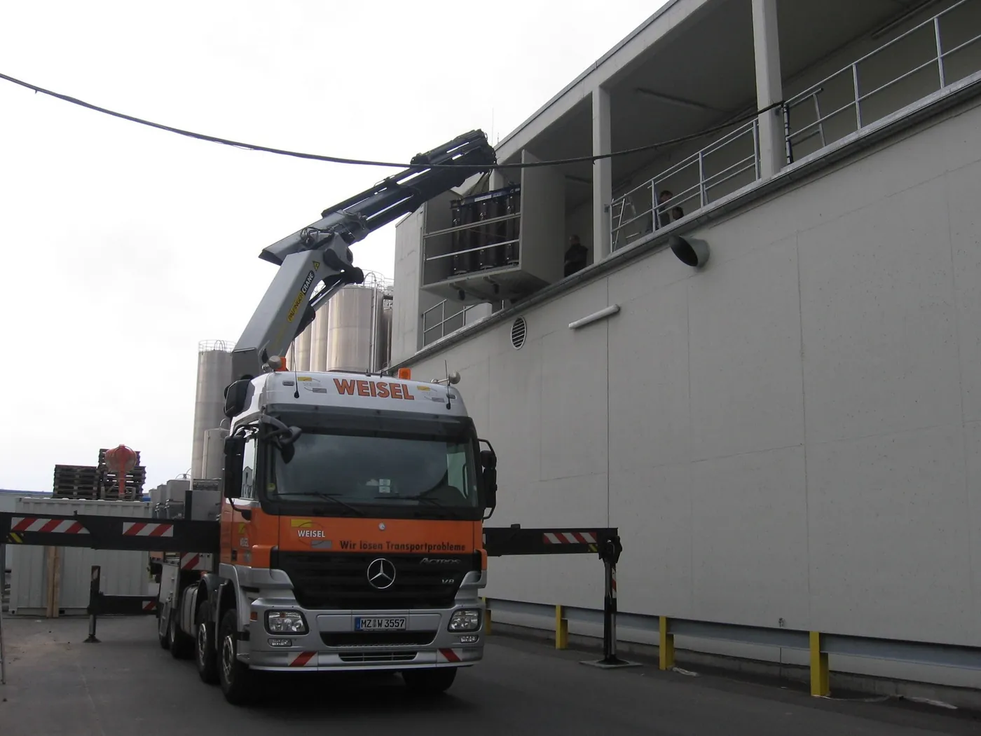 Montagekran der Weisel GmbH im Einsatz an einem Industriegebäude