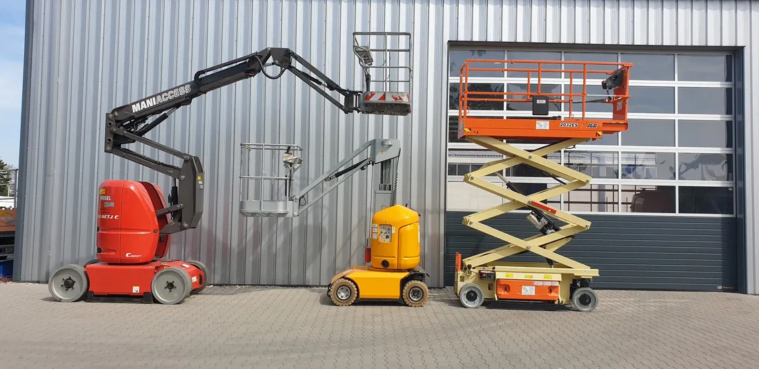 Gabelstapler und Arbeitsbühne der Weisel-Mietflotte auf dem Hof