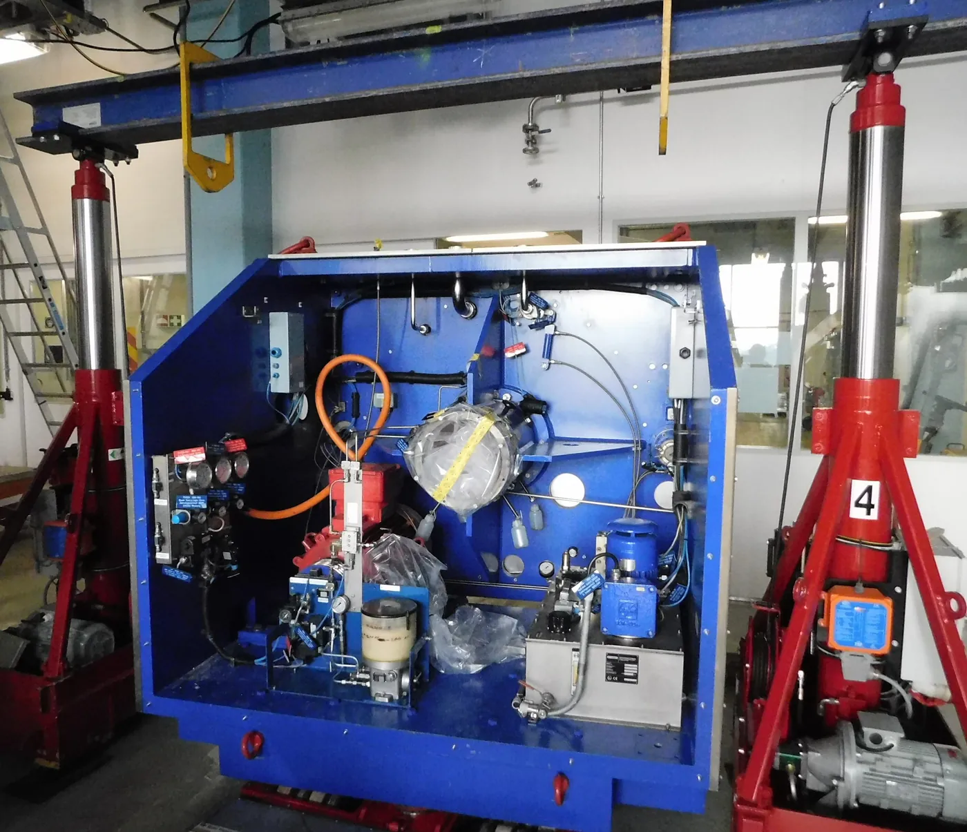 Maschine auf Hydraulik-Portalhebern für die De- und Remontage millimetergenau ausgerichtet