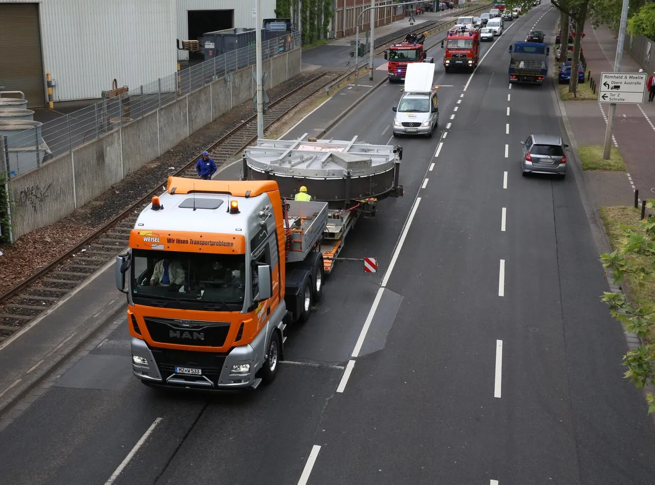 Maschinen-Schwertransport auf der Straße