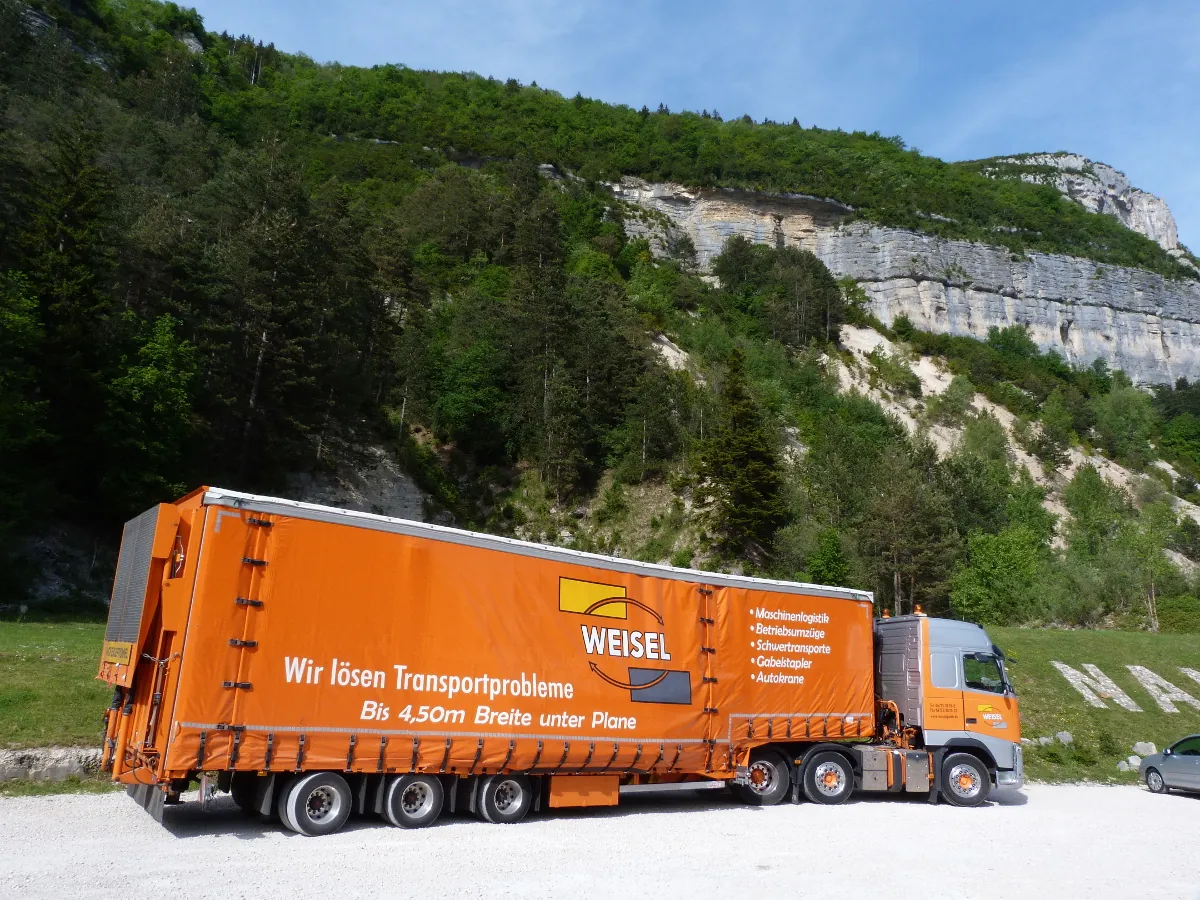 Sattelzug der Weisel GmbH mit Schwerlast