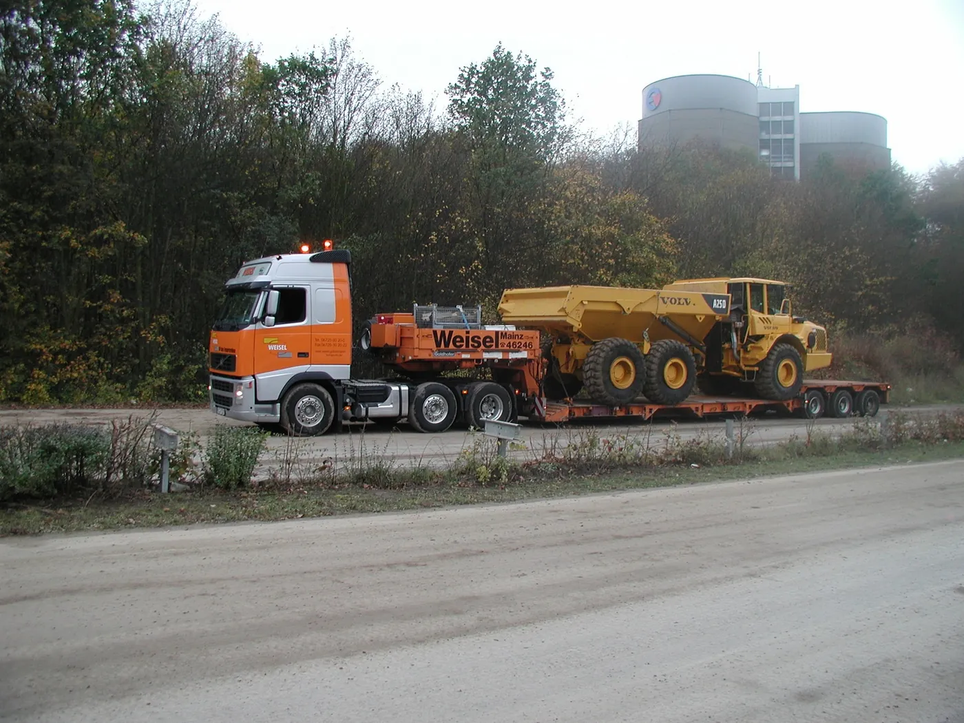 Tieflader der Weisel GmbH mit verzurrter Maschine unterwegs