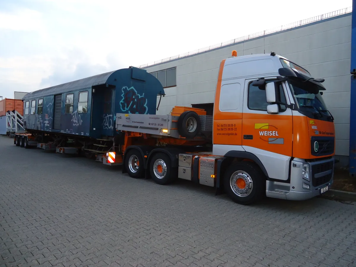 Schwertransport der Weisel GmbH auf der Landstraße
