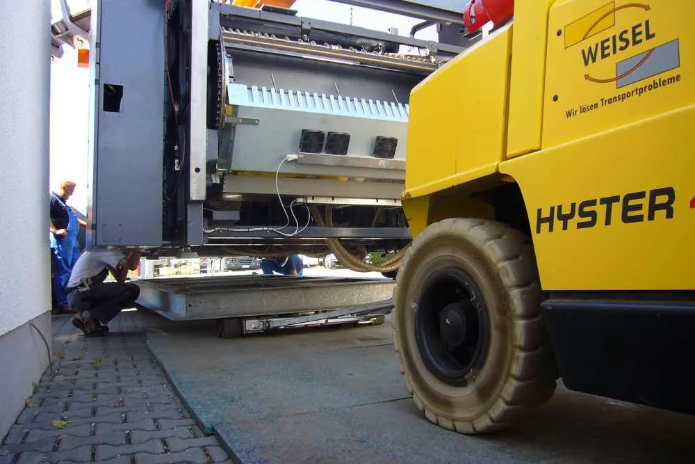 Maschinen werden in der Halle für den Betriebsumzug aufgenommen