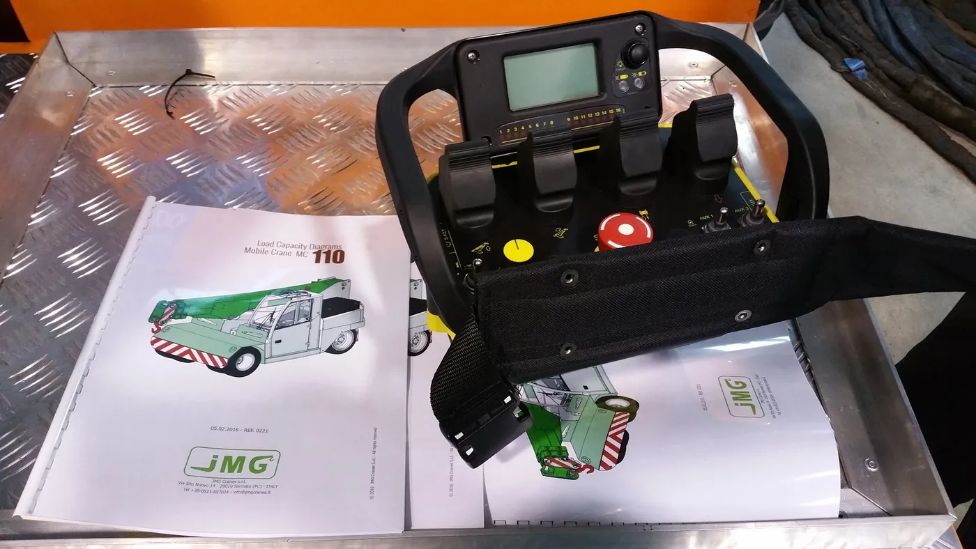 V-Kart Elektro-Mobilkran einsatzbereit vor der Halle