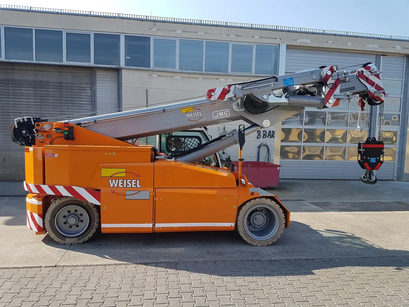V-Kart hebt eine Maschine vollelektrisch in der Halle