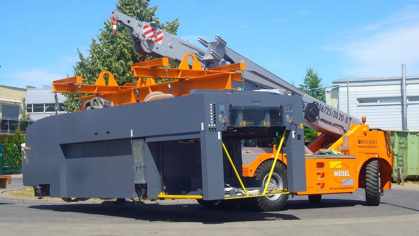 V-Kart der Weisel GmbH bei der Maschinenmontage in der Halle