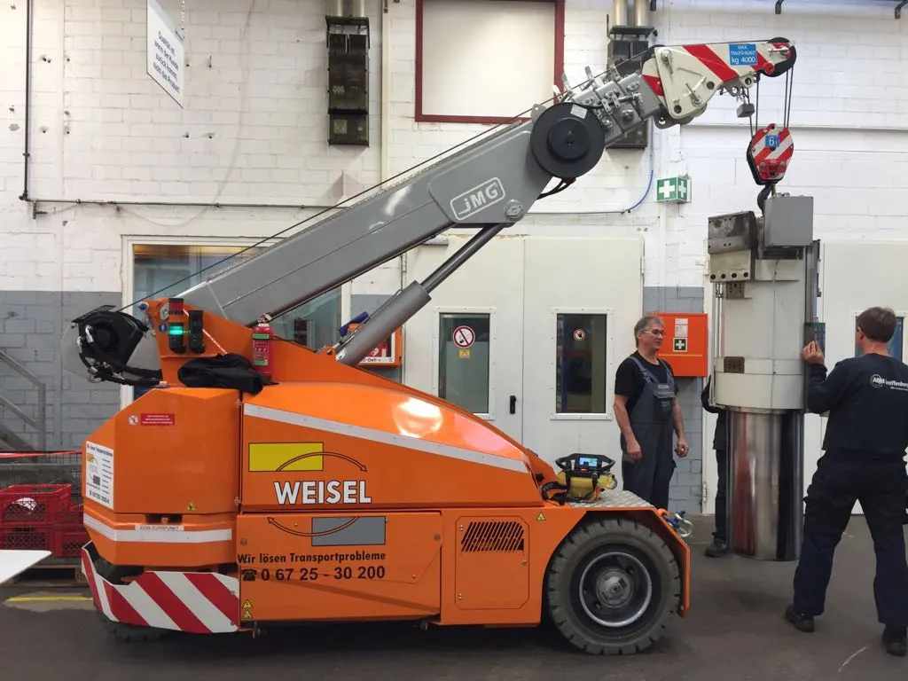 V-Kart bewegt eine Maschine im Werk an ihren Montageplatz