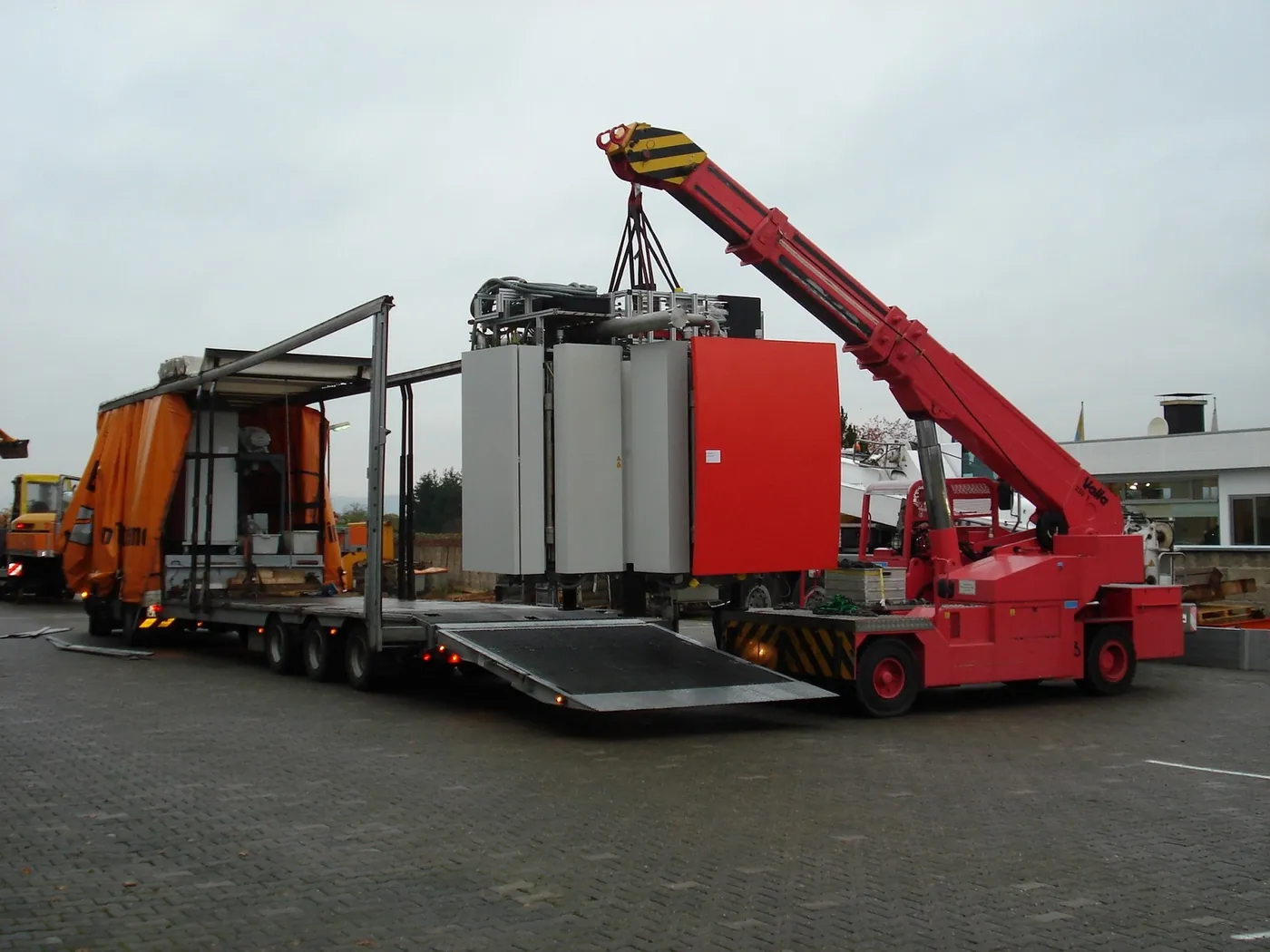 V-Kart beim Maschinentransport im Innenbereich