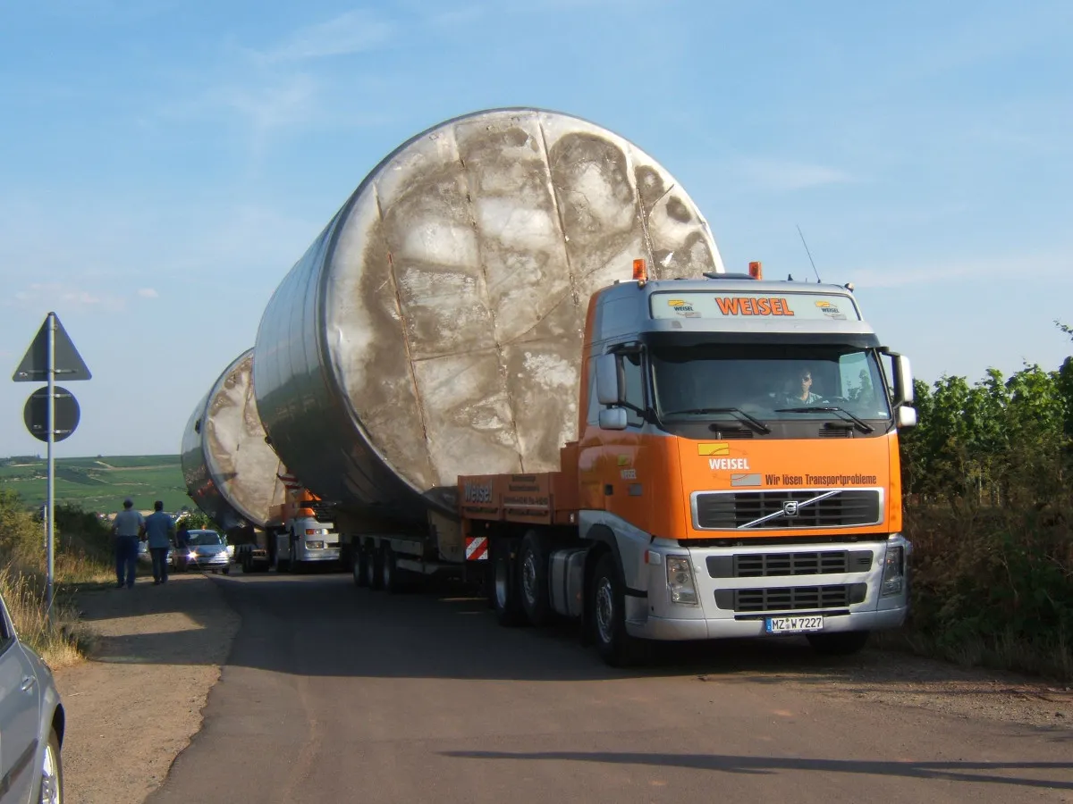 Schwertransport eines großen Industriebehälters