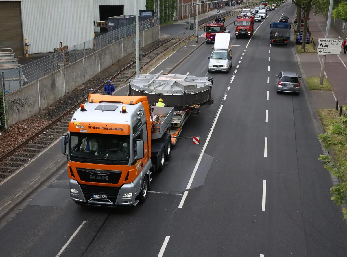 Schwertransport-Konvoi mit Begleitfahrzeugen