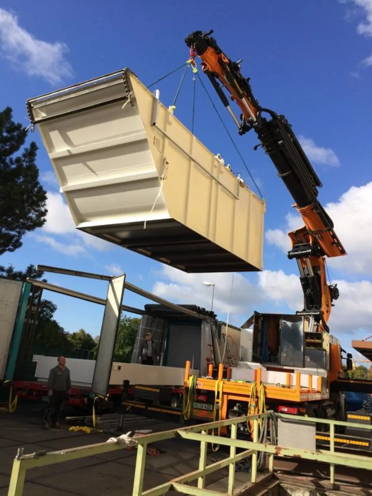 Verladung per Kran auf den Schwerlasttransporter