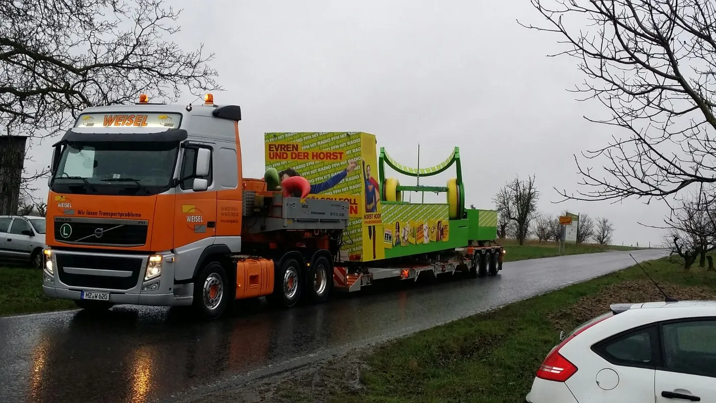 Maschinentransport auf dem Schwerlast-Tieflader