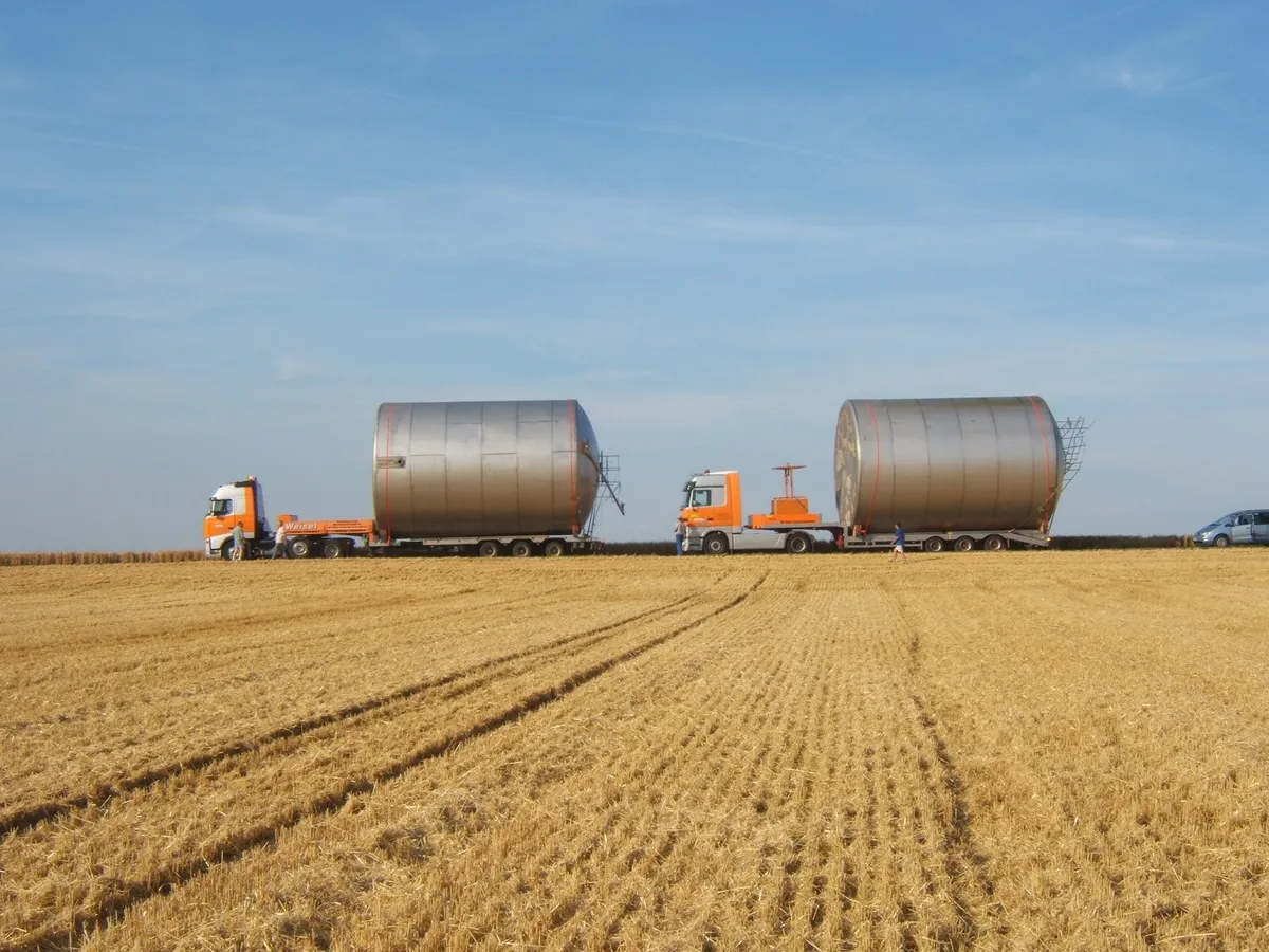 Transport großer Tanks auf dem Tieflader