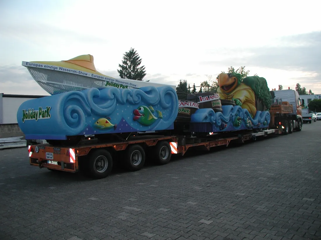 Sondertransport eines Fahrgeschäfts auf dem Schwerlast-Tieflader