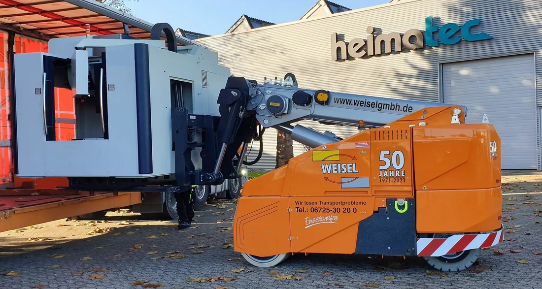 V-Kart Elektro-Mobilkran beim Maschinentransport in der Halle